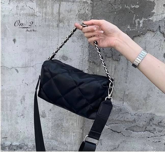 🇰🇷Korean style crossbody bag🇰🇷 🔹กระเป๋าสะพายข้าง หนังพียู 🔹PU Leather crossbody bag 🔹ตัวกระเป๋าเดินด้ายสีดำ เย็บตาราง 🔹สายสั้นเป็นสายโซ่ร้อยหนัง 🔹สายยาวผ้า ปรับความยาวได้ 🔹อะไ