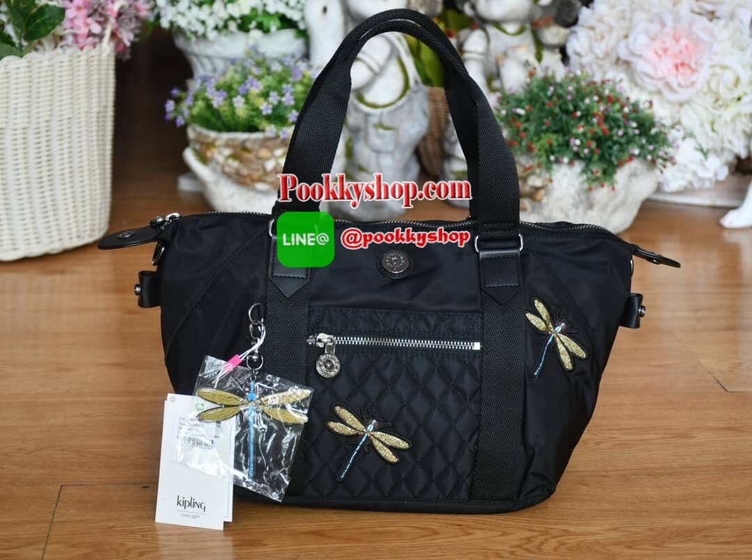 KIPLING X CHRISTINE LAU COLLECTION กระเป๋า collection ใหม่ล่าสุดจาก Kipling วัสดุ Nylon ด้านหน้าประดับแมงปอที่เป็นโลหะ สีสันสดใสน่ารัก สามารถเก็บปีกให้กระเป๋าดูเล็กลงได้ ด้านในมีช่องซิป 1ช่อง และช่องใส่ของจุกจิ๊กอีก2ช่อง ด้านหน้ามีช่องซิป 1ช่อง สะดวกใช้ ม