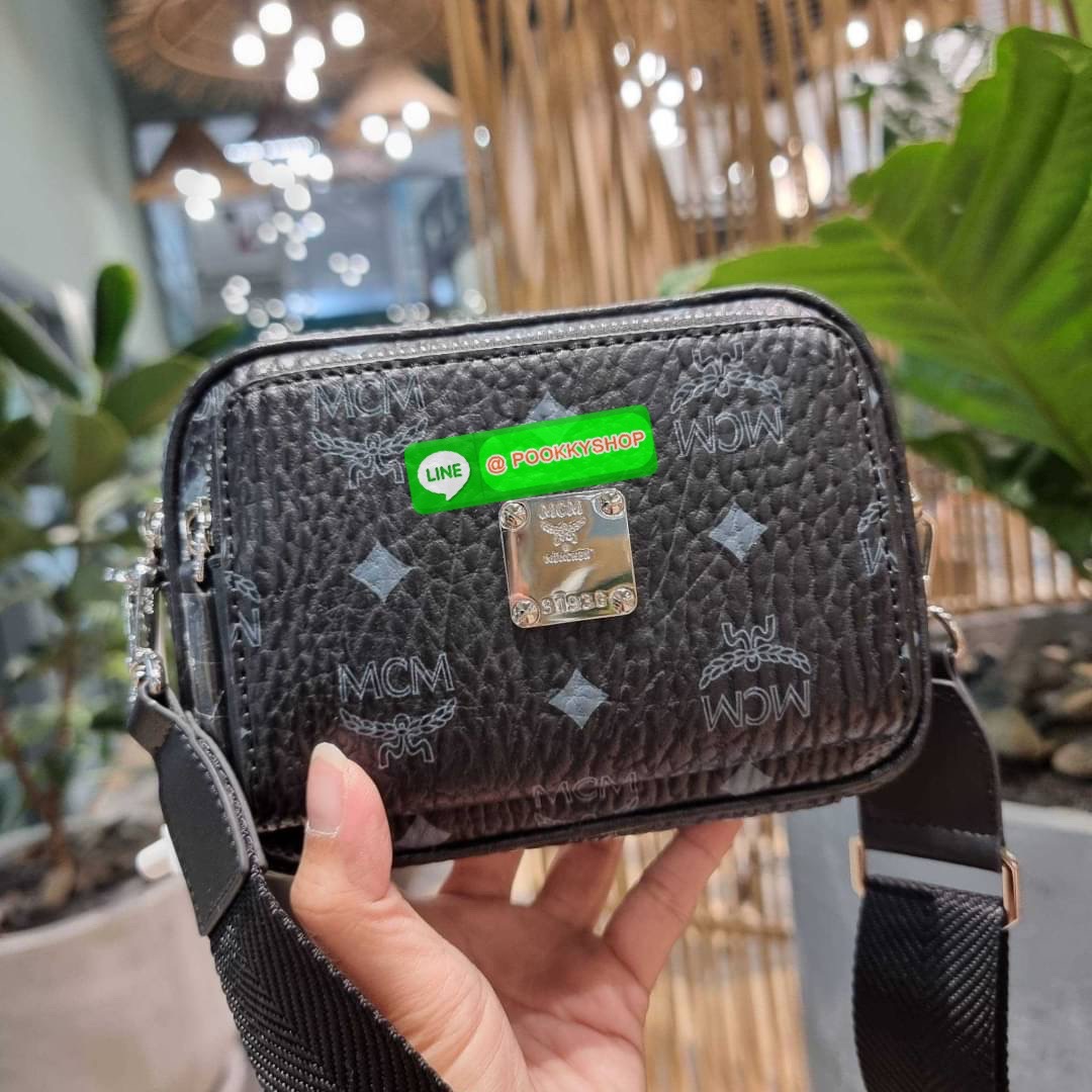 MCM X-MINI KLASSIK CROSSBODY BAG IN VISETOS รุ่นยูนิเซ็กส์มาแล้วจ้า!! ไซส์นี้ใช้ได้ทั้งหนุ่มๆสาวๆไปเลย กระเป๋าสะพายข้างทรงครอสบอดี้ ใบเล็กขนาดกะทัดรัด วัสดุหนังแคนวาสคุณภาพดี มีช่องหลัก 2 ช่อง ภายในมีช่องย่อยให้ 1 ช่อง มาพร้อมสายสะพายสปอร์ตที่ดีไซน์หรูไม่