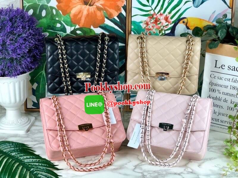 Charles & Keith Quilted Push Lock Bag กระเป๋าสะพายข้างวางอยู่ทรง ตัวกระเป๋าเป็นหนังผิวสัมผัสนุ่มมือ เดินลายตารางทั่วทั้งใบ ด้านหลังมีช่องพ็อกเก็ตใส่ของได้เล็กน้อย ด้านหน้าเปิดปิดแบบตัวล็อก ด้านในจุจุของได้เยอะ สามารถใส่ iPad mini ได้ สายสะพายจะทำเป็นสายคู