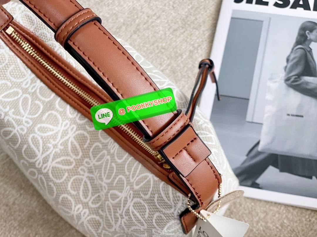 RESTOCK!! 💙🤎 LOEWE CANVAS BAG VIP GIFT WITH PURCHASE (GWP) พรีเมี่ยมกิ๊ฟ Limited จาก LOEWE HAUTE PARFUME DUTYFREE COUNTER วัสดุ CANVAS ตัดหนังแท้ ดีไซน์ทรงยอดฮิตประจำปีเลย! ปักโลโก้แบรนด์บนผ้าทั้งใบเป็นเอกลักษณ์ เปิดปิดด้วยซิปยาวภายในโล่งก
