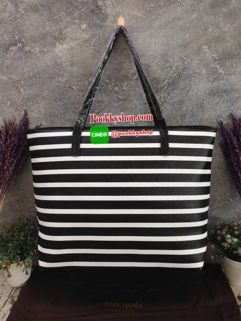 พร้อมส่งรุ่นหายาก! KATE SPADE HYDE LANE STRIPED RILEY LEATHER TOTE BAG กระเป๋าสะพายทรง Tote Bag หนังสวยอยู่ทรงโดดเด่นที่สีทูโทนลายทางห้อยโลโก้TAGที่หูกระเป๋า ด้านหน้าประดับโลโก้ มี1ช่องใส่ของ ภายในมีช่องซิป และช่องใส่มือถือ กว้างและจุ ใส่ ipad notebook เอ