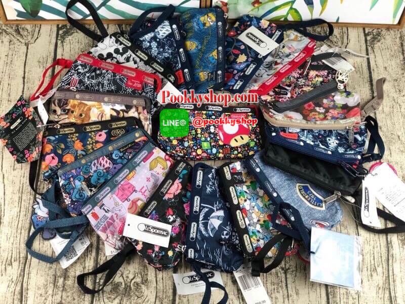 NEW!! LESPORTSAC MINI WRISTLET BAG กระเป๋าคล้องมือใบน่ารัก วัสดุโพลีเอสเตอร์กันละอองน้ำได้ มีลวดลายให้เลือกเยอะมากถึง 19 ลายเลยค่ะ รุ่นนี้ตรงสายคล้องมือจะมีตัวล็อกเปิดปิดได้ ตัวกระเป๋าแบ่งเป็น 3 ช่อง เปิดปิดด้วยซิป ใส่ iPhone plus ได้พอดีเด๊ะเลยค๊า น้ำหนั