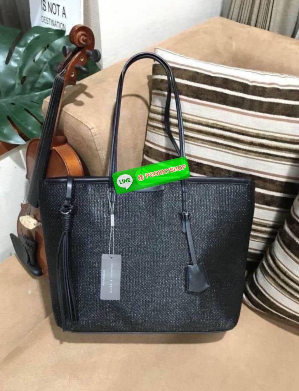ReStock Best Seller!!! Charles & Keith Black Textured Tote Bag กระเป๋าสะพายทรง Shopping ใบใหญ่จุใจโดดเด่นด้วย Textured สานรอบใบสวยอยู่ทรง น้ำหนักเบา ด้านหน้ามีโลโก้พร้อมTAG พวงกุญแจห้อยที่หูหิ้ว เปิดปิดด้วยซิปพู่หนังสายยาว ภายในกว้างและจุ มีช่องใส่ของและช