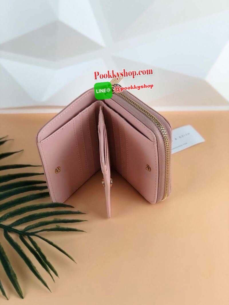 CHARLES & KEITH COMPACT WALLET กระเป๋าเงินใบสั้นฟังกชันครบ!! ด้านหน้ามีโลโก้แบรนด์ มีช่องซิปใส่เหรียญ เปิดปิดแบบกระดุม ด้านในมีช่องใส่การ์ด 16 ช่อง มีช่องใส่ธนบัตรตามยาว ไม่ต้องพับแบงค์ค่า คุ้มมากๆเลยใบนี้ ใช้กับกระเป๋าใบมินิได้สบายเลยจ้า คอนเฟิร์มὄ