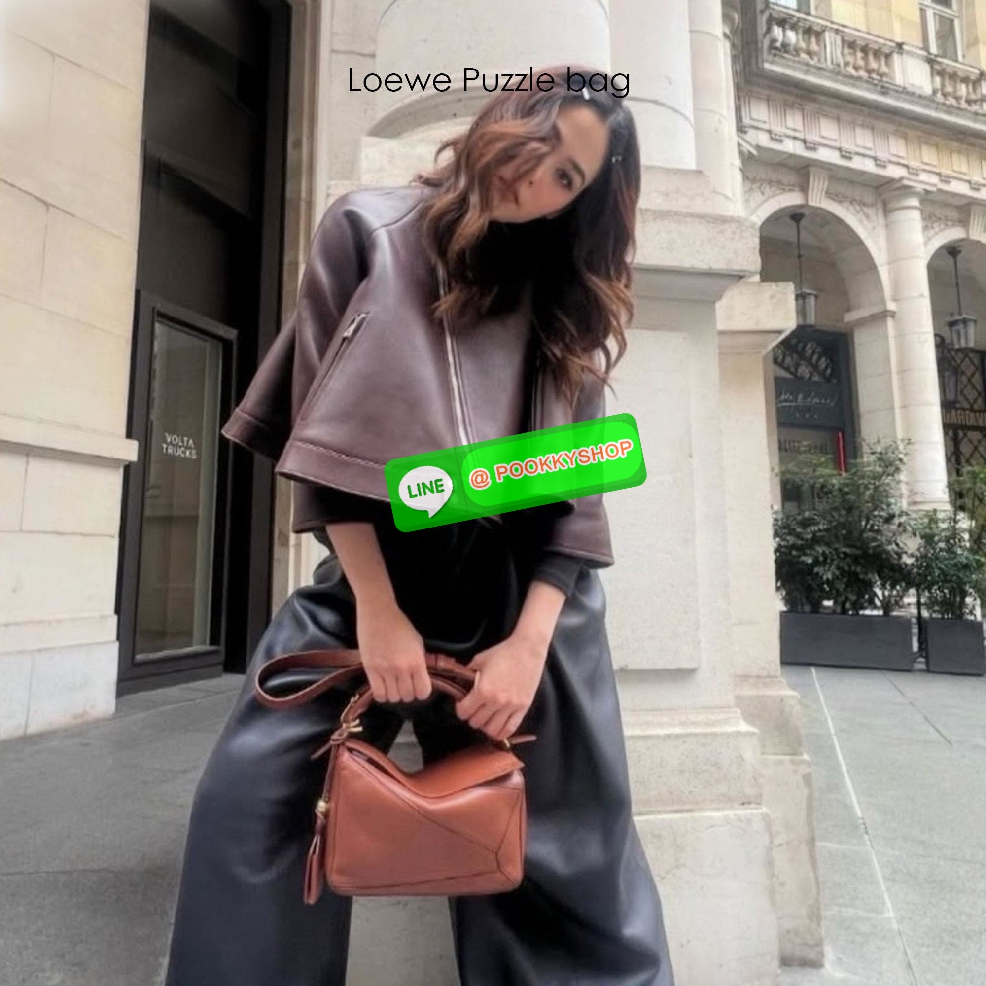 Loewe Puzzle bag กระเป๋าสะพายข้างทรงกล่อง สุดยอดแบรนด์ที่ดีไซน์เป็นเอกลักษณ์ โดดเด่น สวยหรู สไตล์พัซเซิลคลาสสิค เปิดใช้งานด้วยซิป ที่ภายในโล่ง ใส่ของสำคัญจุกจิกได้ มาพร้อมสายสะพาย และหูหิ้วในตัว ที่สลับเปลี่ยนใช้งานให้เหมาะได้ในแต่ละวัน สาวๆห้ามพลาดใบนี้เ