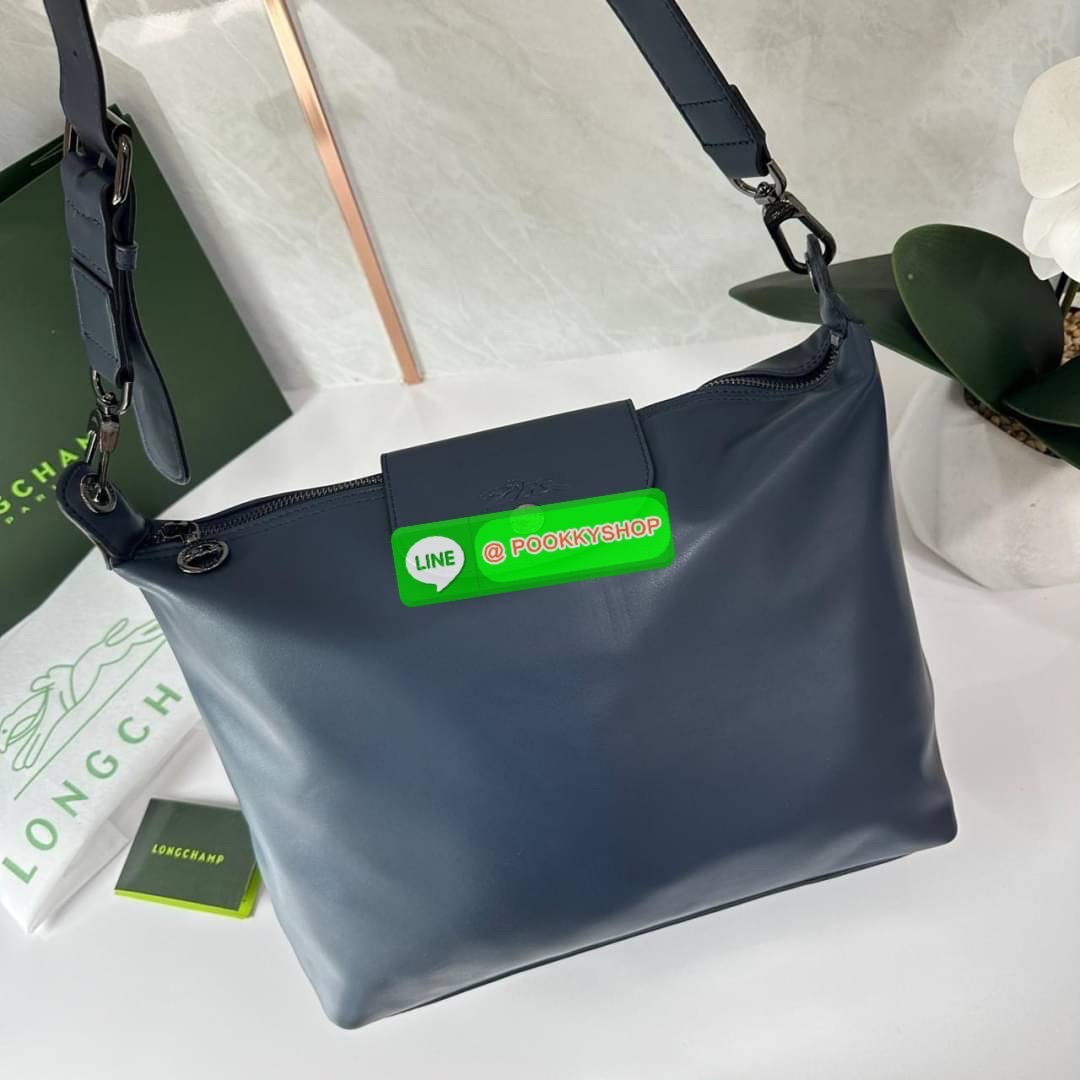 LONGCHAM LE PLIAGE XTRA Hobo bag M กระเป๋าสะพายไหล่ HOBO ออกแบบเพื่อให้ดูเรียบหรูหรา มีความสง่า รูปทรงเก๋ไก๋ วัสดุหนังแกะนิ่มมือ สายสะพายไหล่ปรับระดับได้และถอดออกถือได้ เปิด- ปิด ด้วย ซิป ภายใน ช่องโล่งกว้าง มีช่องซิปแยก ใบใหญ่สามารถใส่ของได้เยอะคะ