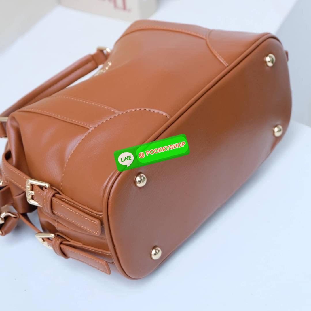 รุ่นขายดีเข้าเพิ่มนะคะ KEEP รุ่น ‘ Ella ‘ bag ทรง Pillow ( ทรงหมอน ) ที่สาวๆ ถามหา กลับมาแล้วค่า พร้อมฟังก์ชันจัดเต็มเหมือนเดิม ใบนี้ size M ใส่ กระเป๋าสตางค์ยาวได้ ใส่ไอแพดได้ ใครต้องการกระเป๋าที่ใช้ได้ทุกวัน ใส่ของครบ แอดมินแนะนำใบนี้เลยค่า สวย คุ้มแน่น