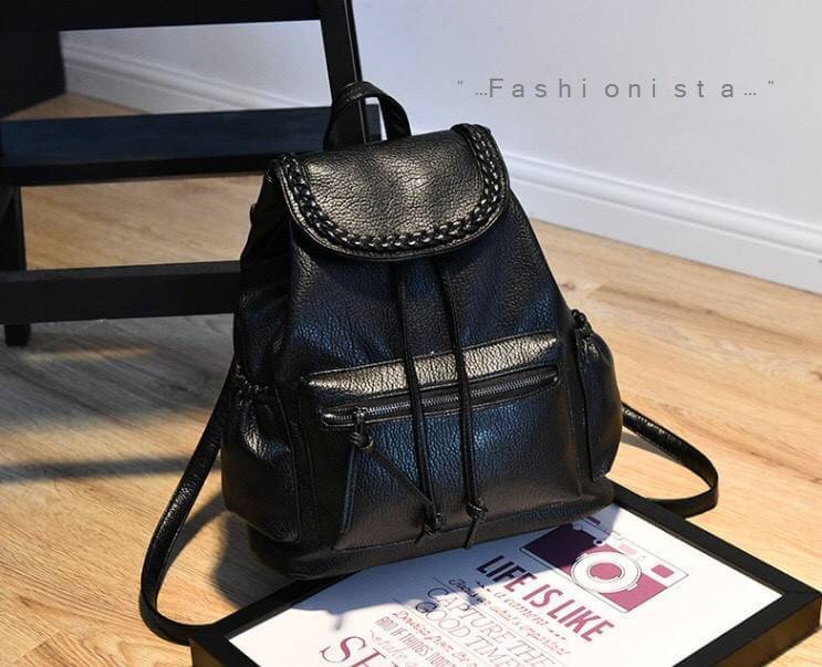 งานช่องซิปหน้า และช่องใส่ของด้านข้างซ้าย-ขวา FASHION STYLE KOREA สินค้ามาใหม่พร้อมส่ง กระเป๋าสะพายแฟชั่นทรงแบ็คแพ็ค วัสดุ pu เนื้อนิ่มมันเงา ขนาดกลางไม่ใหญ่มากเหมาะกับการพกพาของใช้ติดตัวประจำวัน มีช่องใส่ของด้านหน้า ด้านข้าง แบ่งสัดส่วนจัดเก็บของได้หลายช่