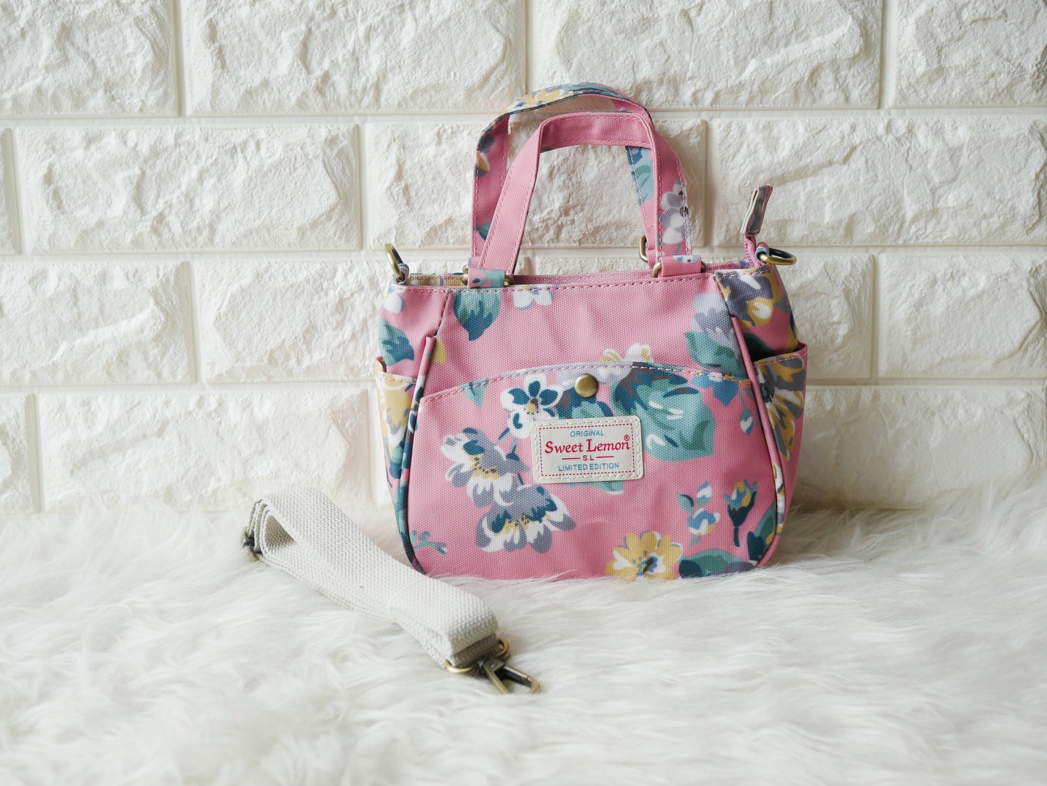 กลับมาทวงบังลังก์ความน่ารัก (cute) น้องเป๋าใบนี้ชื่อว่า (crown)SW 2660-1(crown) ขอมอบมงความคิ้วท์ให้ไปเลย ขนาดกำลังกะทัดรัด 16 x 18 x 9 ซม. (incoming call) ใส่มือถือได้ (wallet) ใส่กระเป๋าตังค์ได้ ใช้ออกงาน (romantic date) ใช้ออกเดท น้องน่ารักน่ารักจริงๆ