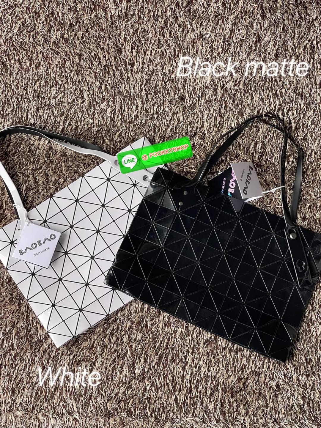 💕 Bao Bao Issey Miyake ROCK MATTE ซีรีส์นี้จะเป็นทรงสี่เหลี่ยมผืนผ้า มีซิปปิดด้านบน ถือเป็นรุ่นที่เหมาะกับการใช้งานในชีวิตประจำวัน สามารถพับมุมและบริเวณด้านล่างของกระเป๋าเพื่อเพิ่มความสะดวกสบายในการใช้งาน ทั้งยังช่วยให้วางกระเป๋าในแนวตั้งได้อีกด้ว