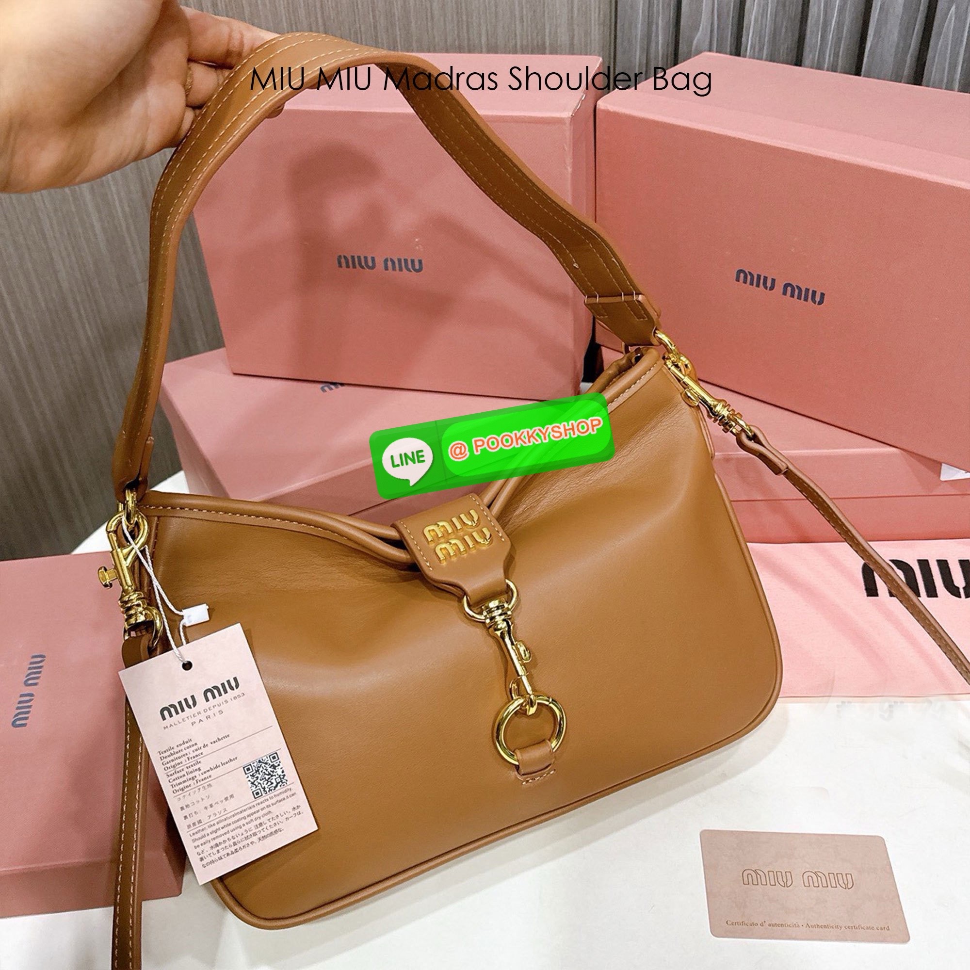 MIU MIU Madras Shoulder Bag กระเป๋าสะพายไหล่ทรงเก๋เรียบหรูดูแพงดูลัคชู ดีไซน์ใช้งานง่าย โดดเด่นด้วยห่วงเกี่ยวด้านหน้าสีทอง ประดับโลโก้สวยหรู คอลเลคชั่นตัวแม่ พร้อมสายสะพายข้าง ใช้งานได้หลากหลายสไตล์มากๆ ภายในเป็นช่องโล่งจุของได้เยอะ สะพายไปทำงาน ไปเรียน ไ