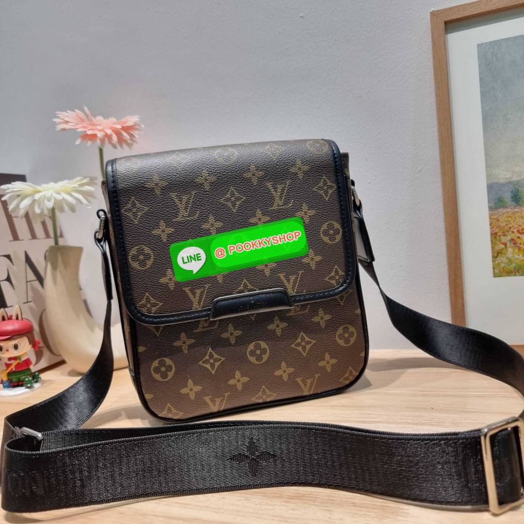 LV bass macassar monogram bag ของใหม่จัดให้หนุ่มๆ จากเคาน์เตอร์ dutyfree กับกระเป๋าสะพายทรงแมสเซ็นเจอร์ ไซส์กำลังดี เหมาะกับหนุ่มๆที่รักความคล่องตัว วัสดุหนังแท้ปั๊มลายเต็มใบ ดีไซน์คลาสสิค เปิด-ปิดด้วยกระดุมแม่เหล็ก ภายในโล่ง ใส่โทรศัพท์ได้ทุกรุ่น ใส่กระเ
