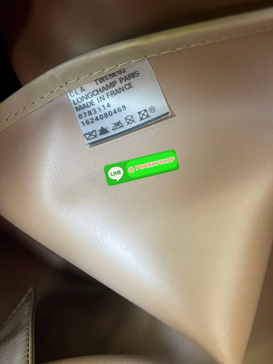 LONGCHAMP BOXFORD TRAVEL BAG L กระเป๋าเดินทางขนาดใหญ่ มาพร้อมสายสะพายที่สามารถถอดได้ ให้คุณเลือกสะพายไหล่หรือถือได้ มีซิปรูดเปิดปิดกระเป๋าที่ให้คุณมั่นใจได้ว่าคุณจัดเก็บไอเท็มของคุณได้อย่างมิดชิด บ็อคฟอร์ด (BOXFORD) สะท้อนความเป็นเอกลักษณ์ของแบรนด์ที่เปี่