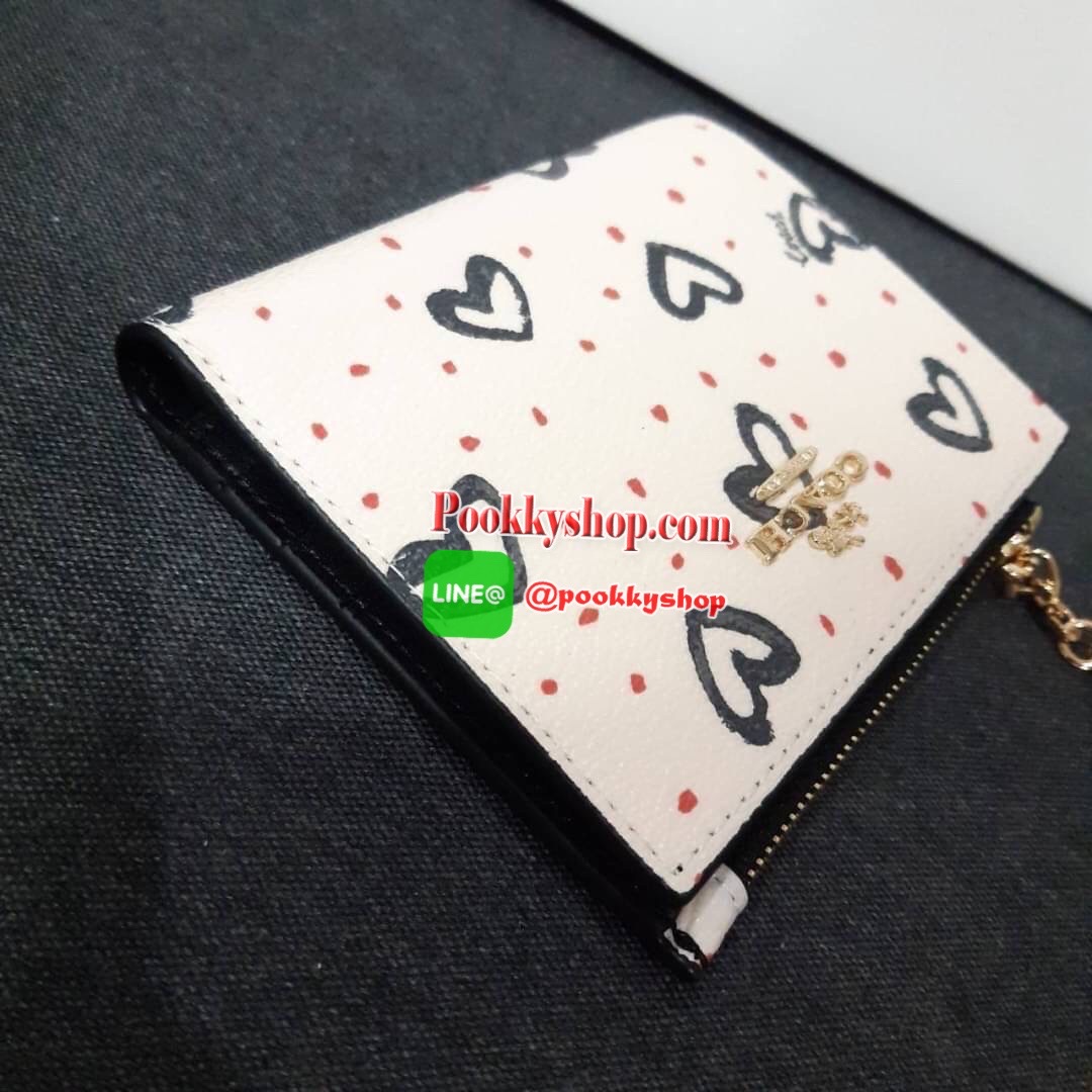 COACH 91058 SNAP CARD CASE WITH CRAYON HEARTS PRINT กระเป๋าสตางค์เก็บบัตร ลายปริ้นท์หัวใจเพ้นท์ ♥️ น่ารักน่าใช้ วัสดุหนังแคนวาสเคลือบ เปิด-ปิดด้วยกระดุม ภายในมีช่องใส่บัตร และใส่ธนบัตรได้ พร้อมช่องซิปแยกใส่เหรียญได้อีก พกพาง่าย สะดวก ไม่กินพื้นที่ก