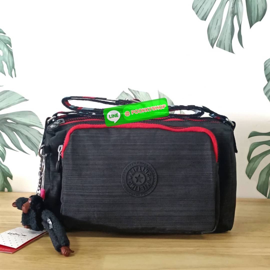 KIPLING RETH CROSSBODY BAG ซับในตาราง วัสดุ Nylon +polyester กระเป๋าสะพายข้างหรือ สะพาย Crossbody ได้ ช่องหน้าเปิด-ปิด ด้วยซิป พร้อมช่องแยกบ่อยด้านข้าง ช่องหลัก 2 ช่อง ด้านในโล่งกว้าง สามารถจุสัมภาระได้เยอะ พร้อมช่องซิปหลัง สายสะพายปรับระดับสั้น-ยาว ได้ f