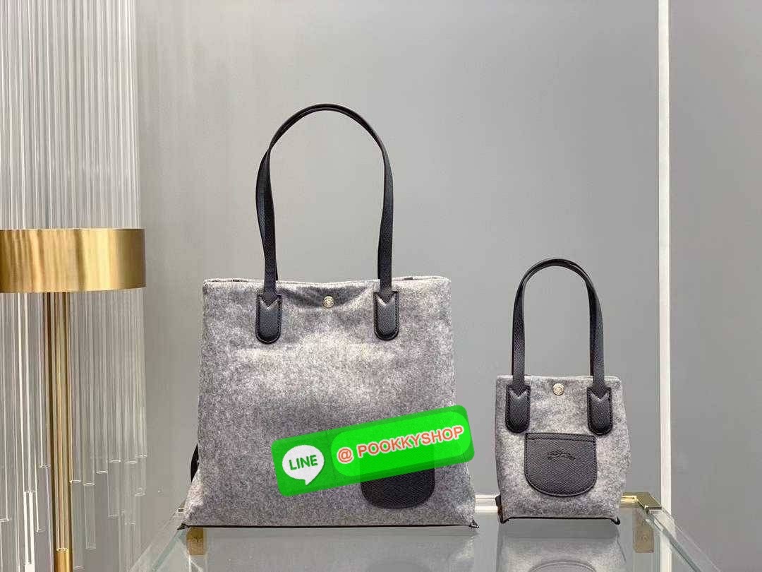 LongChamp Roseau Essential Shoppimg Bag L กระเป๋าTote วัสดุผ้าขนสัตว์ ซับในผ้าฝ้ายที่จับด้านบนหนังวัว กระเป๋าสะพายใบนี้มีขนาดพอเหมาะ กว้างพอที่จะใส่เอกสารทั้งหมดของคุณและจะไปกับคุณตลอดทั้งวัน! น้ำหนักเบา ปิดด้วย ระบบยึดสแน็ปอิน หรูหรา เหนือกาลเวลา และเปี่