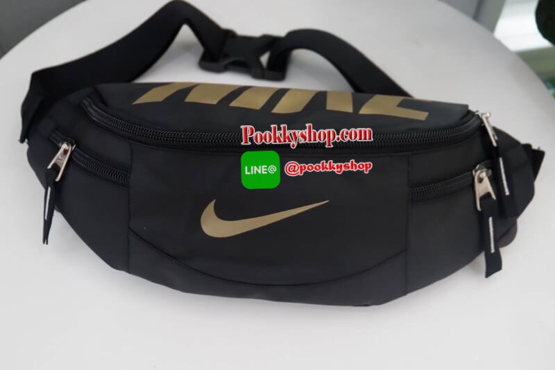 Brand : Nike กระเป๋าคาดเอว สะพายข้างใบใหญ่ เก็บของได้เยอะ ภายนอกมี2 ซิป ภายใน มีซิปเล็กไว้เก็บของ สายสะพายปรับได้ ใส่ได้ทั้งผู้หญิง และ ผู้ชาย