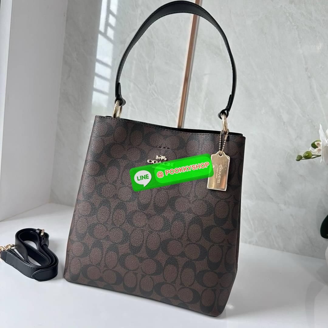 COACH TOWN BUCKET BAG IN SIGNATURE CANVAS (COACH 91512) 🔖 กระเป๋าสะพาย/ถือบัคเกต รุ่นคลาสสิคตลอดกาลไม่เอ้าท์ 🔖วัสดุ: แคนวาส ตัดหนังแท้ 🔖เปิด-ปิด กระเป๋าด้วยกระดุมแม่เหล็ก ภายในช่องโล่ง มีช่องซิปแบ่งตรงกลาง แยกเก็บของได้อย่างเป็นสัด