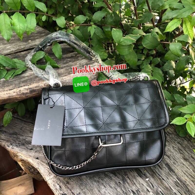 ZARA SOLF ROCK SHOULDER BAG Outlet กระเป๋าสะพายข้างทรงเก๋ เดินด้ายทั้งใบ แต่งโซ่คล้องมาที่ด้านหน้า เปิดปิดแบบกระดุมแม่เหล็ก ก้านในมี 3 ช่องใหญ่ เป็นช่องซิปกลางรุ่นนี้จุของได้เยอะเลยครับ ใส่ iPad mini ได้สบายๆ สายสะพายจะทำเป็นสายคู่สะพายไหล่ หรือ ทำเป็นสาย