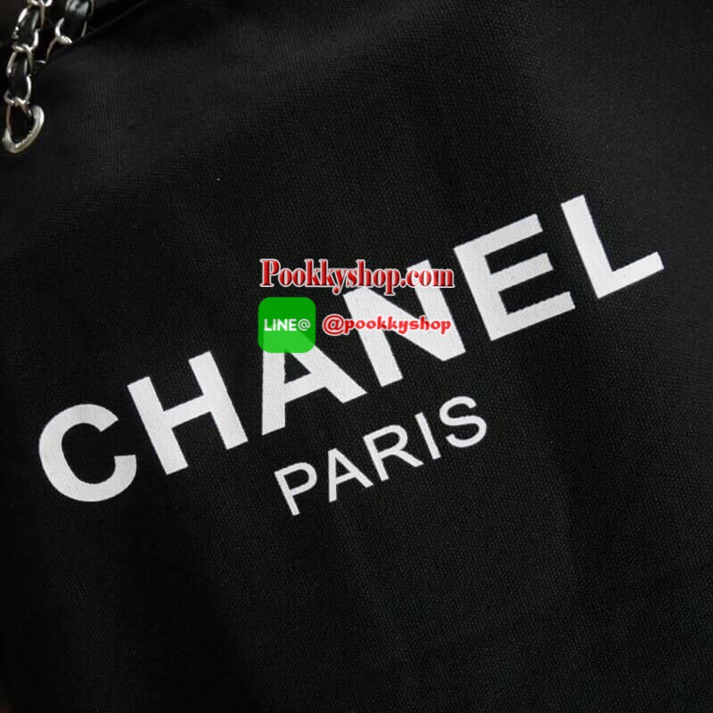 New Arrival!! พร้อมส่งที่ไทย ตามคำเรียกร้อง CHANEL VIP CANVAS TOTE BEAUTY GIFT TOTE CANVAS SILVER HARDWARE CHAIN STRAPS วัสดุทำจาก ผ้าแคนวาสหนา บุด้วยผ้าซับอีกชั้น ด้านหน้ามีโลโก้แบรนด์ ตรงอะไหล่ปั้มแบรนด์ทุกจุด ตัวสายทำจากโซ่ เรียบ หรู ดูดี ใส่ของได้เยอะ