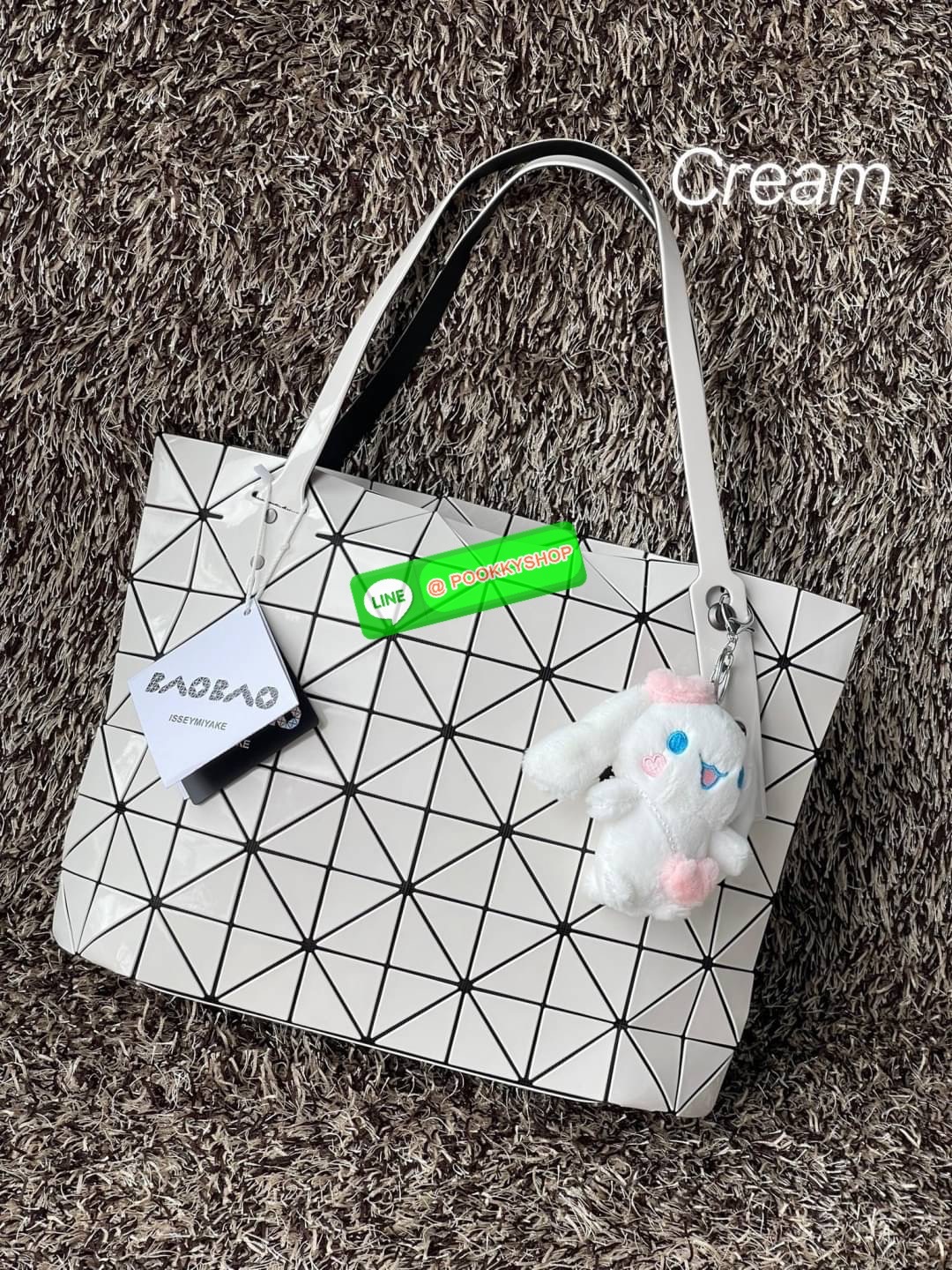 💕 Bao Bao Issey Miyake ROCK MATTE ซีรีส์นี้จะเป็นทรงสี่เหลี่ยมผืนผ้า มีซิปปิดด้านบน ถือเป็นรุ่นที่เหมาะกับการใช้งานในชีวิตประจำวัน สามารถพับมุมและบริเวณด้านล่างของกระเป๋าเพื่อเพิ่มความสะดวกสบายในการใช้งาน ทั้งยังช่วยให้วางกระเป๋าในแนวตั้งได้อีกด้ว