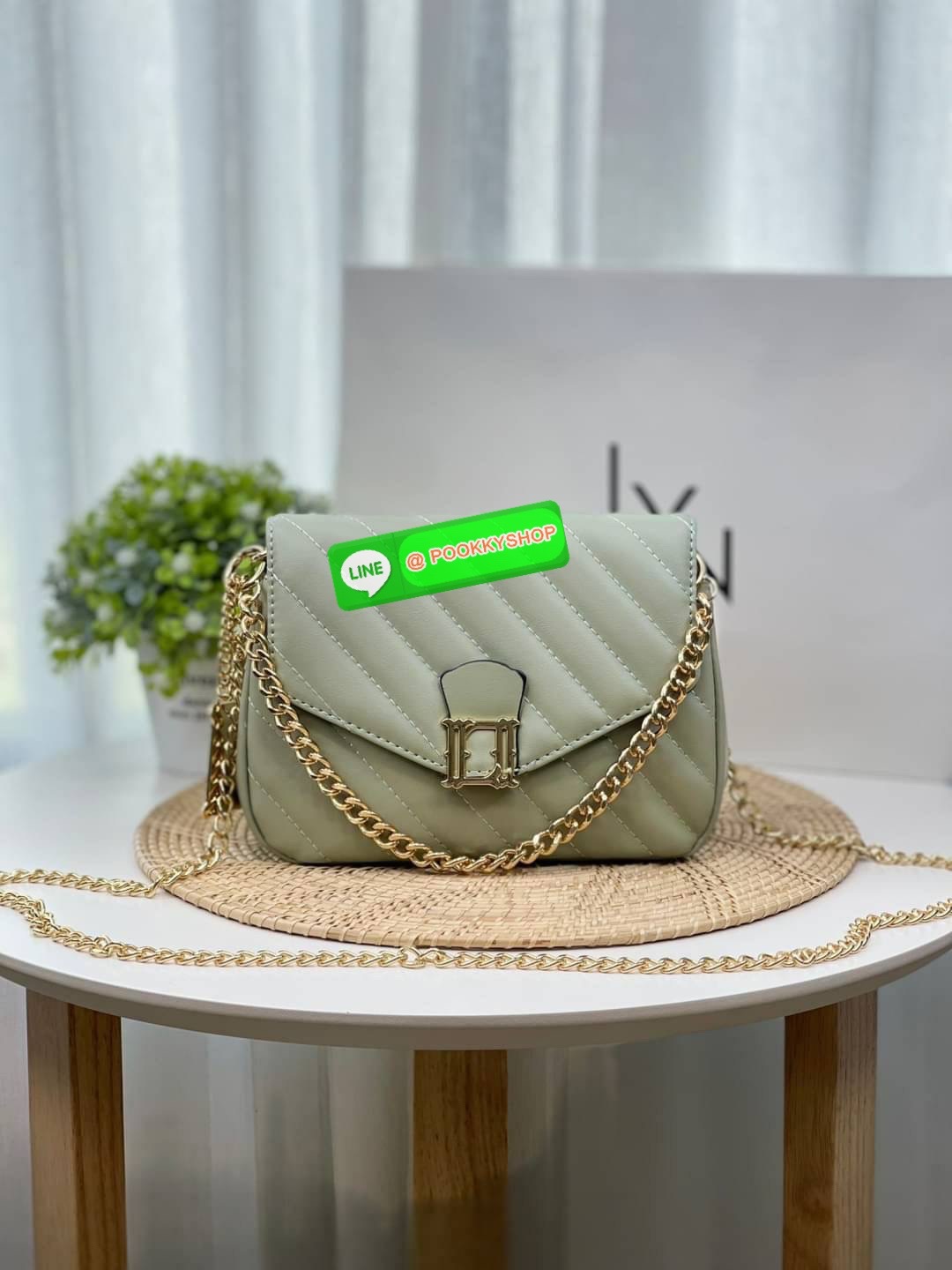 Lyn กระเป๋าทรงน่ารักปุ๊กปิ๊ก สายสะพายโซ่ทอง เปิดปิดด้วยกระดุมแม่เหล็ก ฐานกว้างใส่ของได้เยอะ