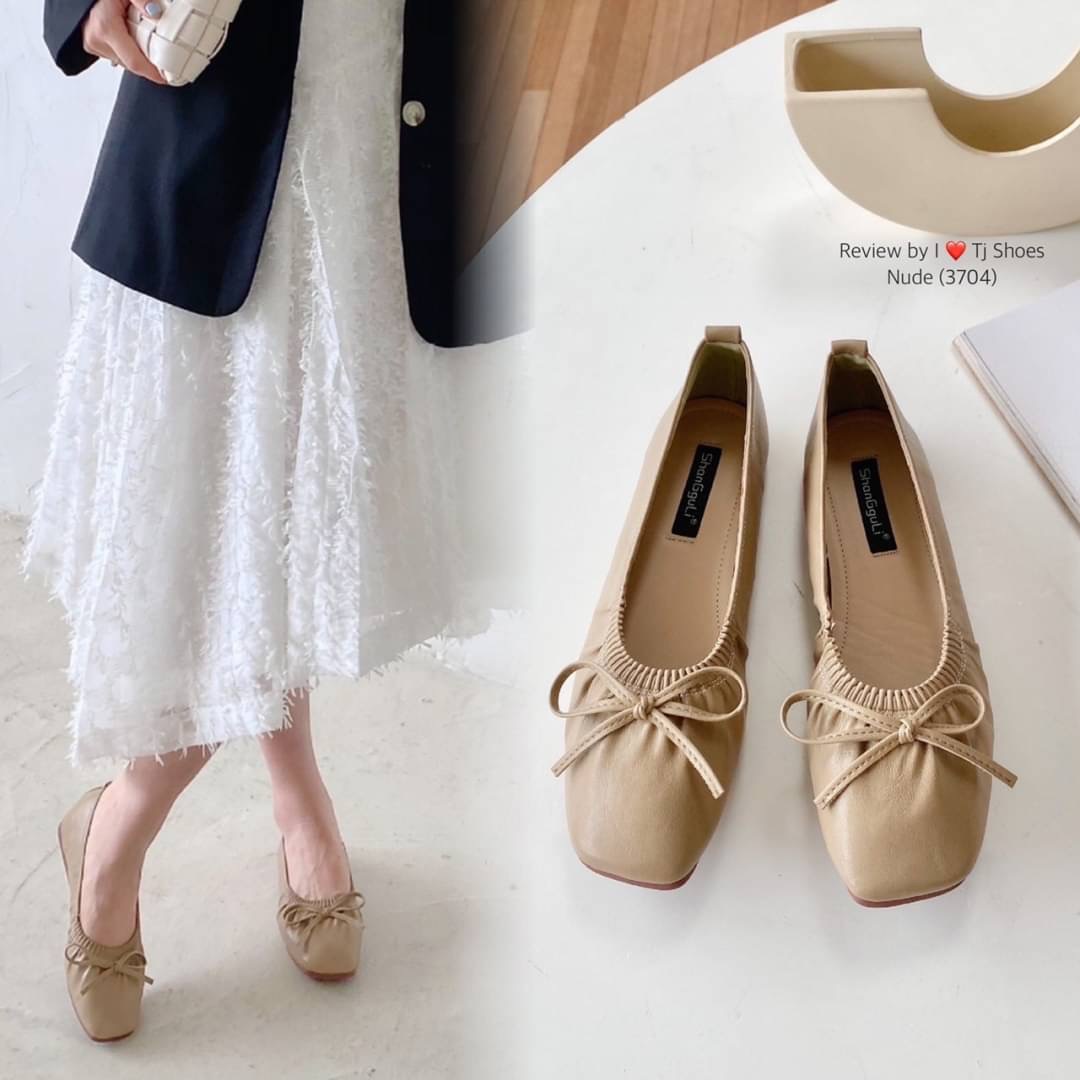 พร้อมส่งรองเท้าคัชชูนำเข้า ขายดีสุดๆ หนังรุ่นนี้คือดีนิ่มมาก ทรงสวย สวมใส่ง่าย แต่งด้วยโบว์น่ารักๆ ใส่ได้เรื่อยๆ ใส่สบาย ส้นยางอย่างดีบิดงอได้ช่วยลดแรงกระแทกเวลาเดินได้ดี แมทกับชุดง่าย ใส่กับอะไรก็น่ารักสุดๆ ควรมีไว้เป็นคู่โปรด ของจริงงานดีมากสวยมาก ตรงปก