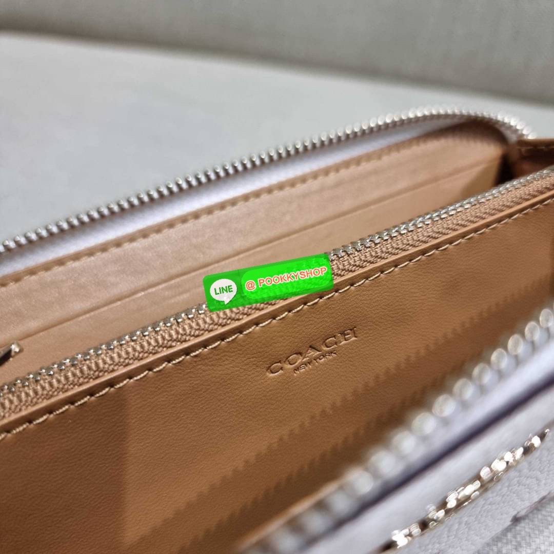 COACH 28444 ACCORDION ZIP WALLET WITH FLORAL BOW PRINT กระเป๋าสตางค์ใบยาว ลวดลายดอกไม้สุดฮิต คอลเลคชั่นที่ขายดีขายได้ตลอดกาล วัสดุหนัง pepble สวยคม เปิด-ปิดด้วยซิปรอบ รูดใช้งานง่าย ใส่มือถือได้ ใส่บัตร ใส่ธนบัตรได้สบายๆ สวยเกินราคาแบบนี้ สาวๆห้ามพลาดน้า!!