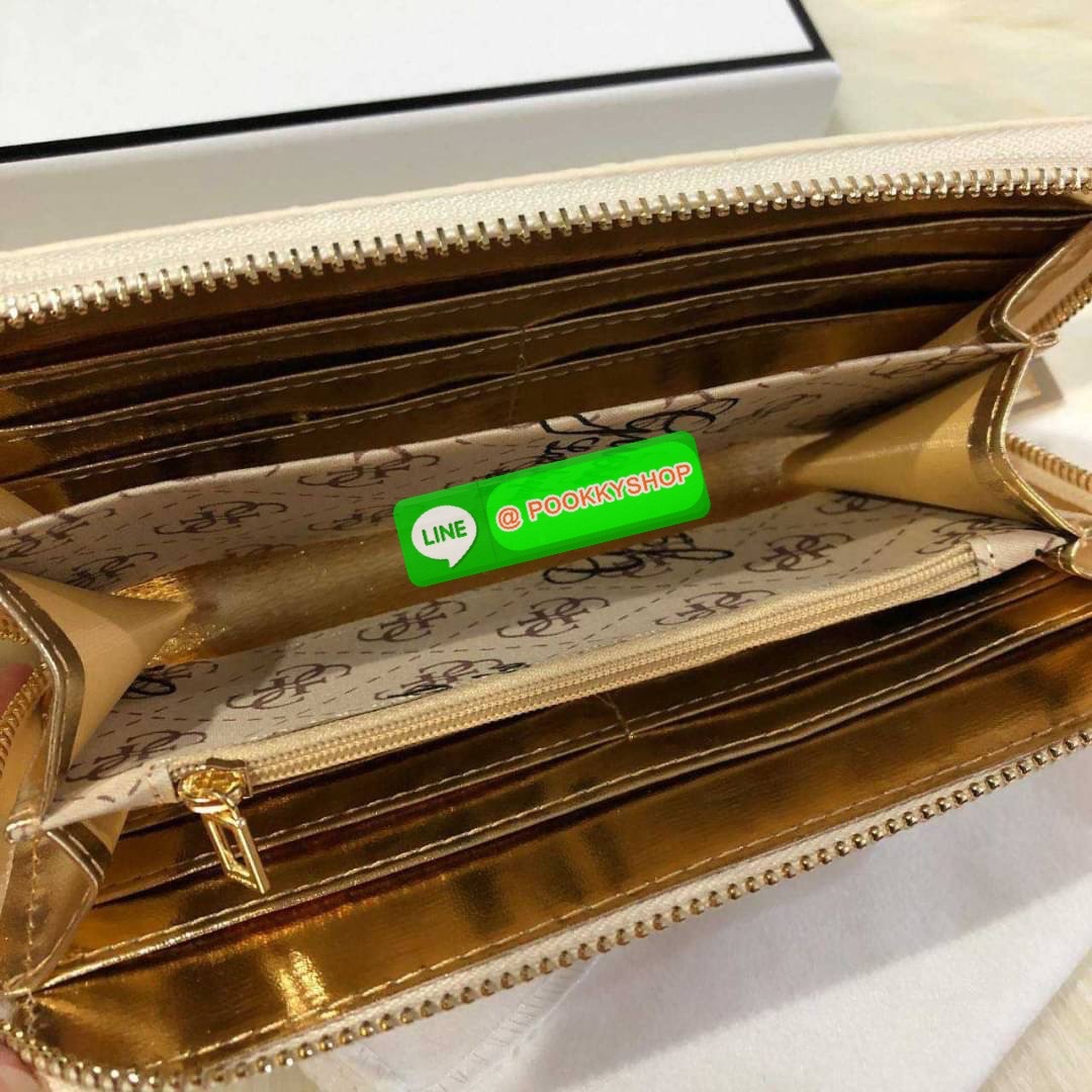 GUESS WOMEN'S LONG WALLET กระเป๋าสตางค์ใบยาว สวยมากค่ะ เปิดปิดด้วยซิป ด้านหน้าประดับโลโก้แบรนด์ ด้านหลังมีช่องซิป หัวซิปแบรนด์ทุกจุด ภายในมีช่องใส่ธนบัตรแบงก์พัน ช่องซิปกลางและช่องใส่บัตรหลายช่องสวยน่าใช้ทุกสีค่ะ มาพร้อมกล่องกระดาษแบรนด์และถุงผ้ามอบเ