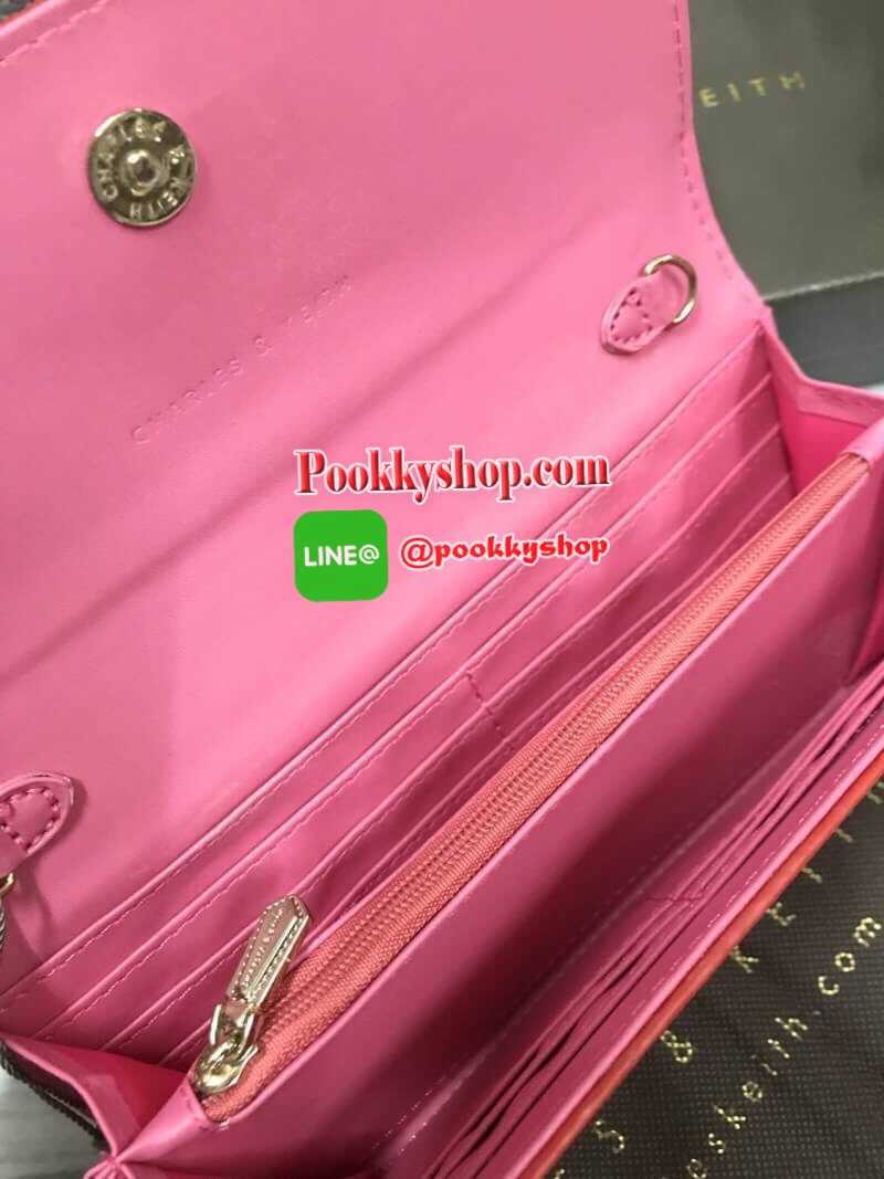 ถุงผ้าแบรนด์+สายโซ่) CHARLES & KEITH BOW DETAIL LONG WALLET กระเป๋าสตางค์ยาวหนังลายคาร์เวียร์ ด้านหน้าประดับด้วยโบว์อะไหล่สีทอง เปิด-ปิดด้วยกระดุมแม่เหล็ก ภายในมีช่องซิปใส่เหรียญ บัตร และช่องธนบัตร มาพร้อมสายโซ่ร้อยหนัง สามารถถอดออกได้ ความยาวสาย40cm คล้อ