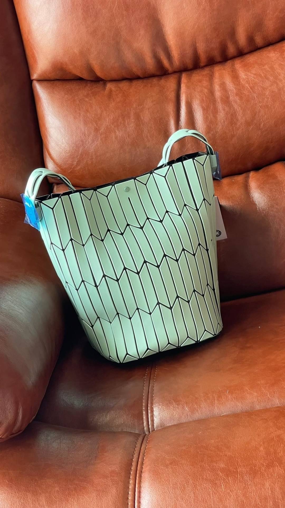 💕Baobao Issey Miyake Large Bucket กระเป๋าบัคเก็ตขนาดใหญ่สามารถใช้ใส่ร่มพับได้หรือขวดน้ำขนาดเล็กได้ ซีรีย์ใหม่นี้มีจุดเด่นที่แผ่นรูปทรงสี่เหลี่ยมด้านขนานในแนวตั้ง เกิดเป็นรูปทรงสามมิติซึ่งแตกต่างไปจากรูปทรงที่เกิดขึ้นจากแผ่นสามเหลี่ยม หูหิ้วสามารถข