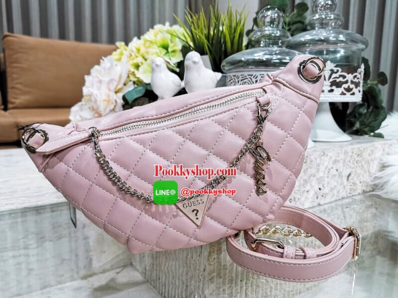 NEW ARRIVAL! Guess Kyli Fanny Pack Belt Bag 2019 กระเป๋าสะพาย/คาดเอว/คาดอกรุ่นใหม่ล่าสุดจาก GUESS FACTORY วัสดุหนังเเกะสังเคราะห์แบบนิ่มลายตารางเปิดปิดด้วยซิป ด้านหน้าประดับโซ่ห้อยโลโก้ดูมีดีเทล ด้านหลังมีช่องซิป ภายในมีโลโก้และช่องซิป สะพายได้หลายแบบไม่จ