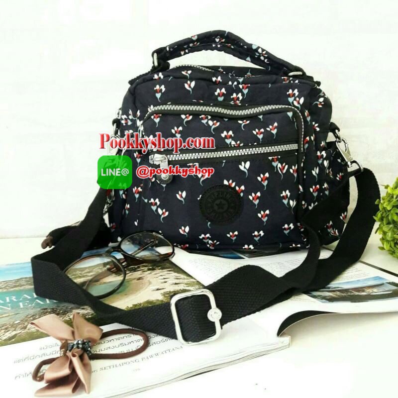 พร้อมส่ง Kipling Shoulder Bag k15828 รุ่นMulti funtion ที่สาวๆรอคอย!!! เพราะใบนี้สามารถปรับการใช้งานได้หลายเเบบทั้งสะพายข้างได้ แบบครอสบอดี้ได้ หรือรวบสายเก็บปรับเป็นถือก็ยังได้ ผลิตจากวัสดุผ้าไนล่อนเมทาลิคอย่างดี กันน้ำระดับนึงเลยค่ะ ️ด้านหน้ามีช่องซิปถึ