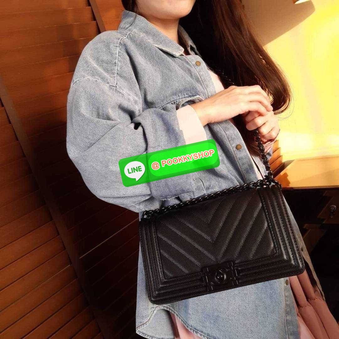 Chanel รุ่นสุดฮอต ดีไซน์อะไหล่ดำ เรียบหรูมากๆ!! วัสดุหนังลายคาร์เวีย ทรงคลาสสิคที่สาวๆห้ามพลาด!! ในราคาสุดจะคุ้มจากเคาน์เตอร์ dutyfree เปิด-ปิดกระเป๋าด้วยตัวล็อค ภายในโล่งกว้าง ไซส์ใหญ่ใส่ของได้เยอะ มีช่องแยกในกระเป๋า มาพร้อมสายสะพายโซ่สลับหนังรองบ่า (ถอด