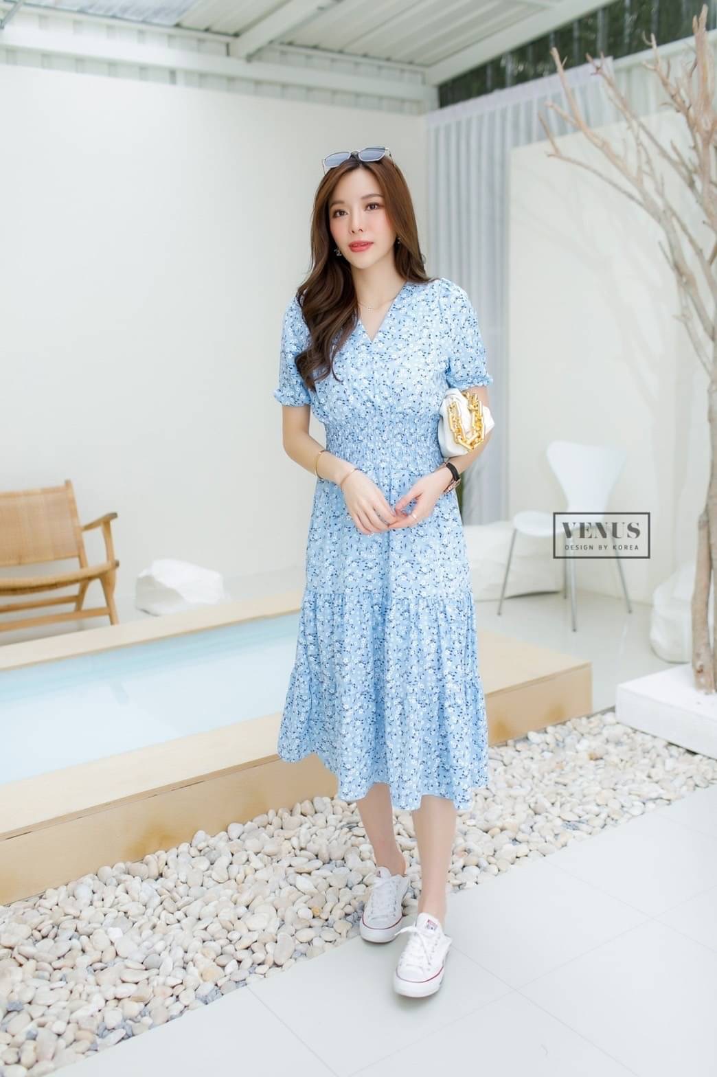 'm Lady By Venus Flora Maxidress แม๊กซี่เดรสพิมพ์ลายดอกไม้ คอวีทรงป้ายอก ช่วงอกแต่งจั๊มยืดตามตัวนะคะ แม๊ทกับรองเท้าผ้าใบก็น่ารักคะ
