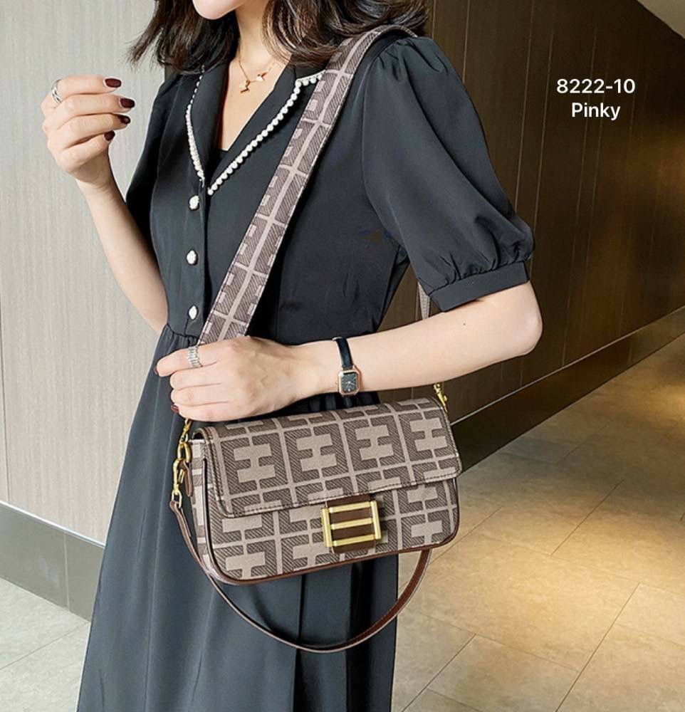 พร้อมส่ง กระเป๋าสะพายและถือ 8222-10 งานนำเข้าสไตล์ Fendi งานน่ารัก ขนาดพกพาสะดวก สำหรับสาวๆ คุณหนู ดูดี มีสาย 2 แบบ แบบหนังสำหรับคล้องแขน สะพาย ถอดได้ สายสปอร์ต ถอดได้ ด้านในกว้าง งานเก๋ไม่เหมือนใคร