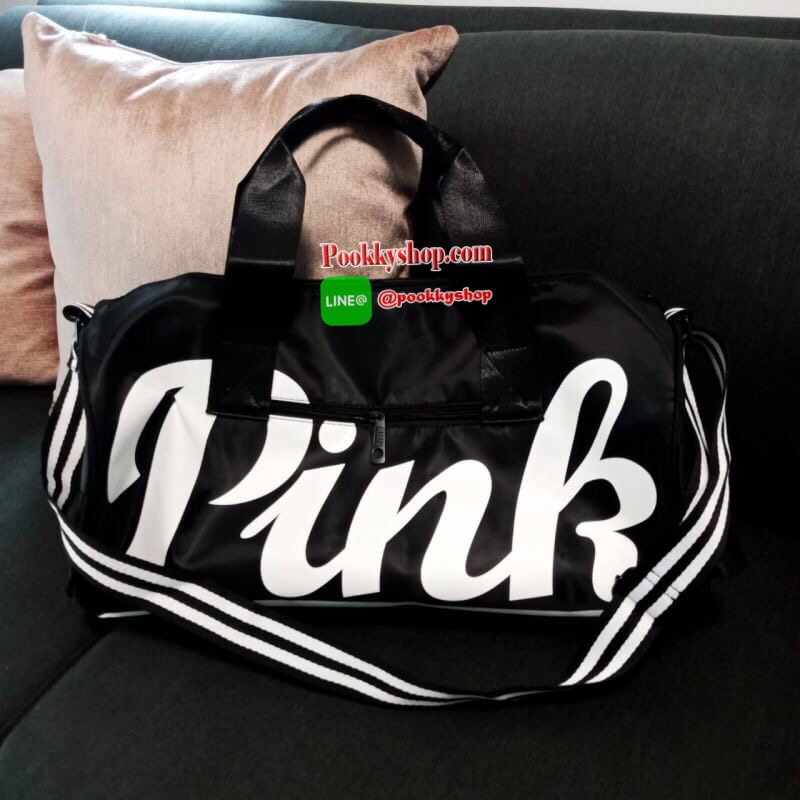 NEW ARRIVALS!!! VICTORIA'S SECRET PINK GYM DUFFLE BAG กระเป๋าเดินทางใบใหญ่ ด้านหน้าสกรีนลาย PINK สุดคลาสสิค และมีช่องซิปให้อีกหนึ่งช่อง ช่องเก็บของใหญ่เปิด-ปิดด้วยซิปเดียวปั้มโลโก้ PINK ด้านในบุด้วยผ้าปั้มลายแบรนด์ พร้อมช่องซิปใส่ของขนาดเล็ก สายสามาร