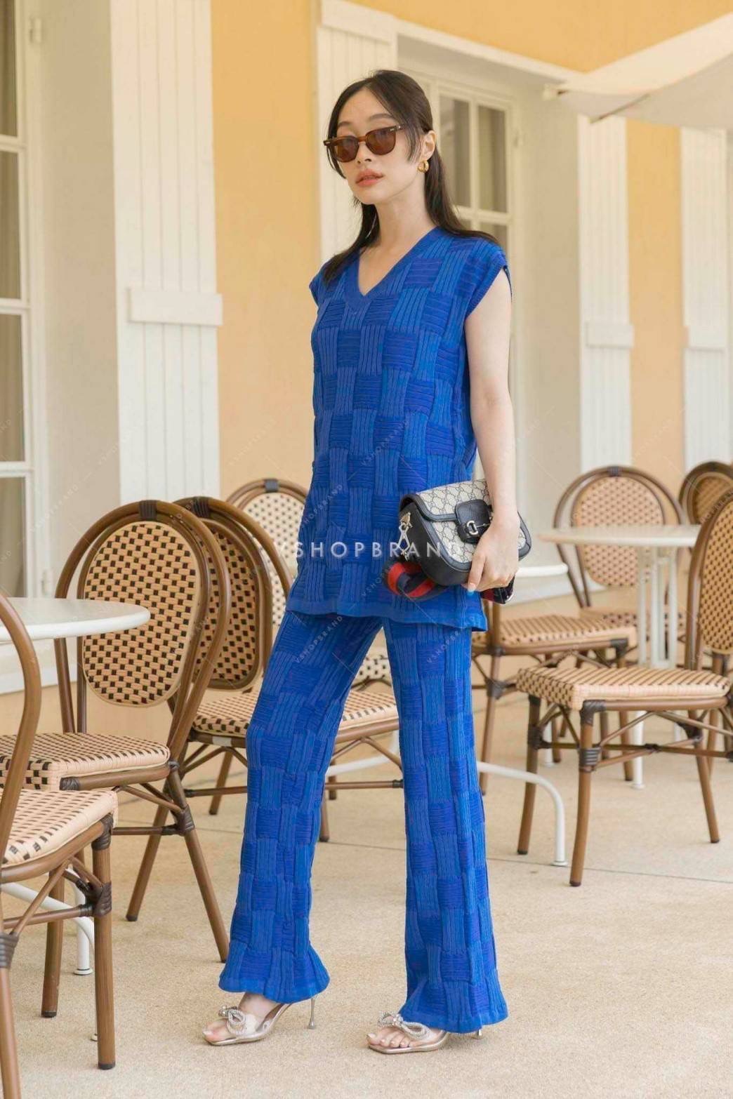 Set เสื้อแขนกุดผ้าไหมพรมถักลาย bot.ttega เข้าเซทกับกางเกงยาวทรงเข้ารูปขาบาน ช่วงเอวสม็อค รุ่นนี้ผ้านุ่มใส่สบายแนะนำเลยค่ะ