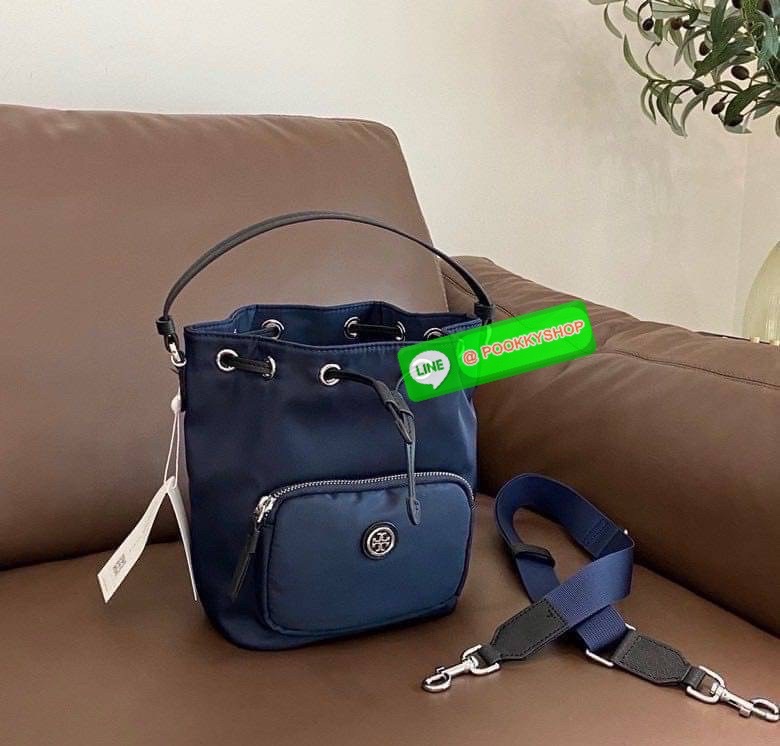 “🖤 Tory Burch Logo-Plaque Bucket Bag – ดีไซน์เรียบเท่ ถือได้ สะพายได้ ครบทั้งความจุและความชิค ✨ วัสดุ ไนลอน แต่งหนัง เบา จุของดี เหมาะกับวันทำงาน หรือวันสบาย ๆ ขนาด 8.5 นิ้ว | สภาพ ใหม่ 100% พร้อมส่ง