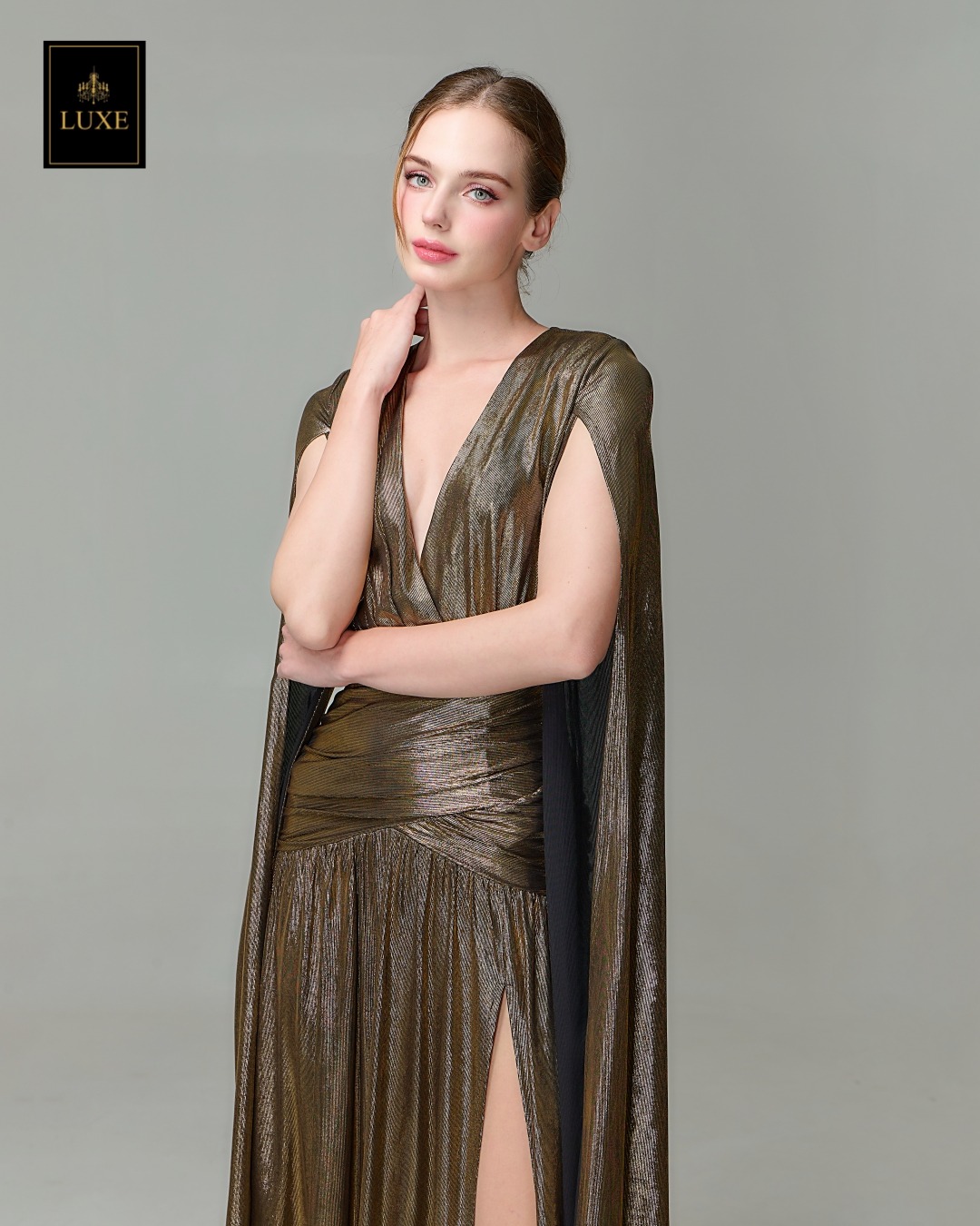 เดรสแฟชั่น แม็กซี่เดรสเสื้อคอวีป้าย แขนยาวเป็นผ้าคลุมในตัว กระโปรงเข้ารูปตรงสะโพก ผ่าหน้าขา ชายกระโปรงบาน