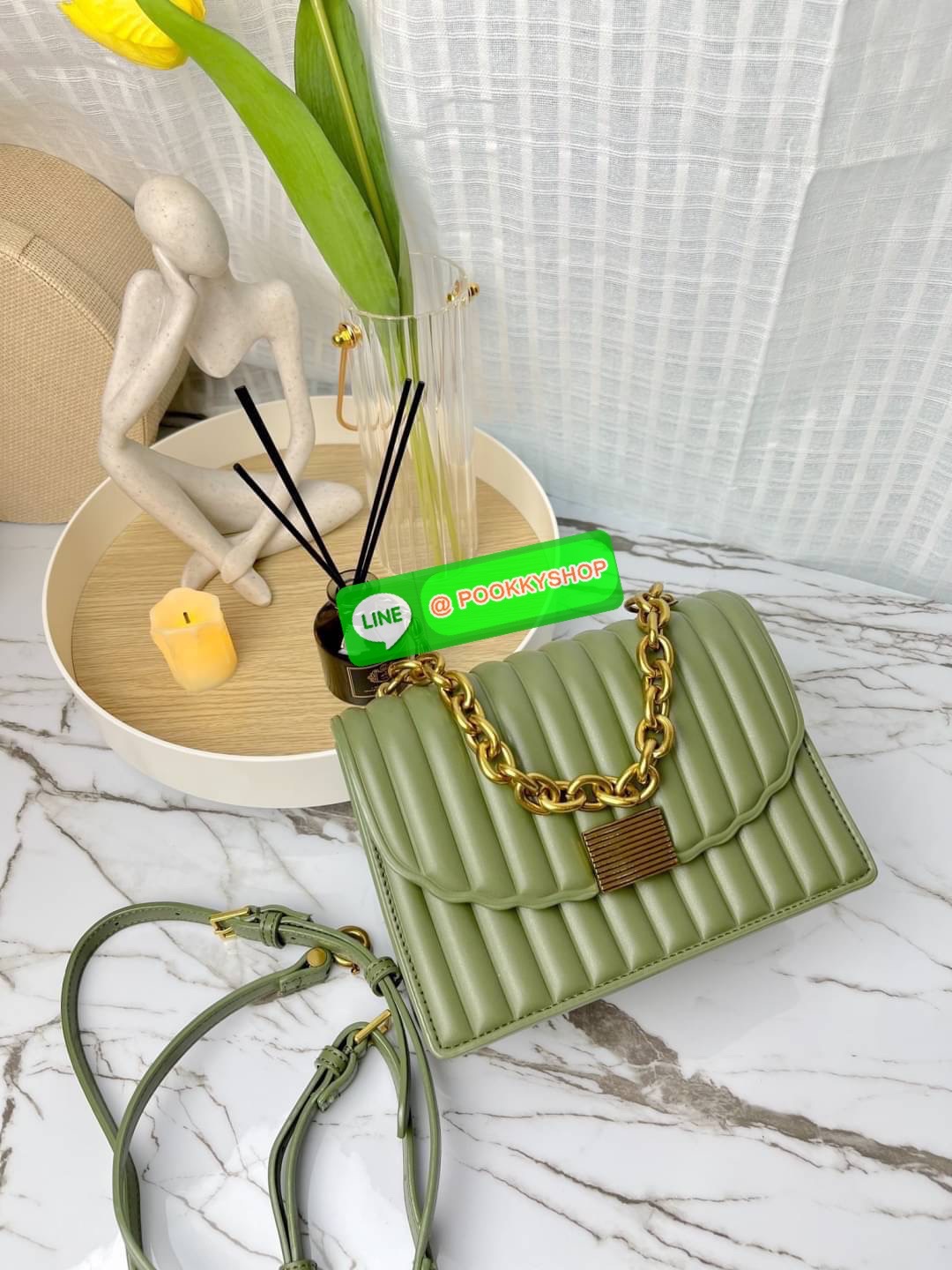 Charles & Keith Panelled Chain Handle Bag กระเป๋าสะพายรุ่นใหม่ชนช็อป รุ่นนี้จะถือคล้องแขน/สะพายแบบสายยาวได้หลายแบบ มีหูโซ่สีทองสวยหรู เปิดปิดแบบตัวเปิดล็อก ภายในแบ่งเป็น 3 ช่อง เป็นช่องซิปตรงกลาง ใส่ IPhone pro max และกระเป๋าเงินใบสั้นได้ค่ะ สายสะพายยาวถอ