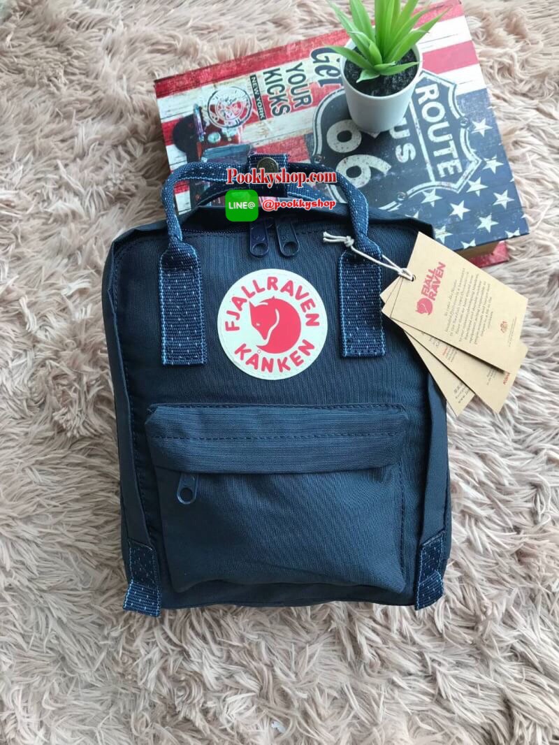 Kanken backpack รุ่น mini แบรนด์ดังจากสวีเดนที่นิยมกันมากในหมู่วัยรุ่น กระเป๋าเป้ที่มีน้ำหนักเบา แต่มีความทนทาน และช่องว่างต่างๆมากขึ้น มีซิปหน้าสำหรับใส่ของกระจุกกระจิก และหูหิ้วทั้งด้านหน้าและด้านหลัง สำหรับการหิ้วถือได้สะดวก ใส่มินิไอแพค กระเป๋าสตางค์ย