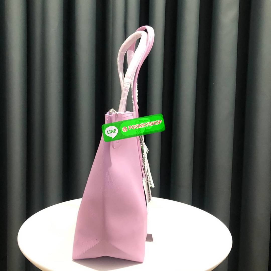 ลาคอส Classic Tote Bag กระเป๋าสะพายทรงช้อปปิ้งหลากสีรุ่นยอดนิยมด้านหน้าประดับโลโก้จระเข้สัญลักษณ์แบรนด์ ภายในกว้างจุได้เยอะ เปิดปิดด้วยซิปสะดวกใช้ มี1 ช่องซิปเล็ก หัวซิปปั้มเเบรนด์ วัสดุกันน้ำ ขนาดกำลังดี ใส่หนังสือ เอกสารA4 ของใช้ได้เยอะ สวยทุกสีค่ะ