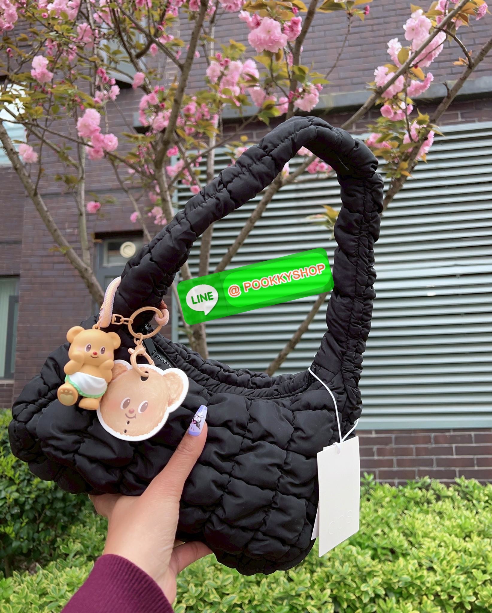 **สินค้าเข้าใหม่** ส่งพร้อมพวงกุญแจTeddy bearค่า กระเป๋าสวยพวงกุญแจน้องหมีก็น่ารัก #มีจำนวนจำกัด ห้า พลาดค่าา! 📌สีดำยังไงก็วินน แต่งตัวเสร็จออกจากบ้านหยิบใบนี้ติดมือได้เลย COS QUILTED MINI BAG BLACK 📸พร้อมส่ง! กระเป๋าจากแบรนด์COS ที่ไม่มีใ
