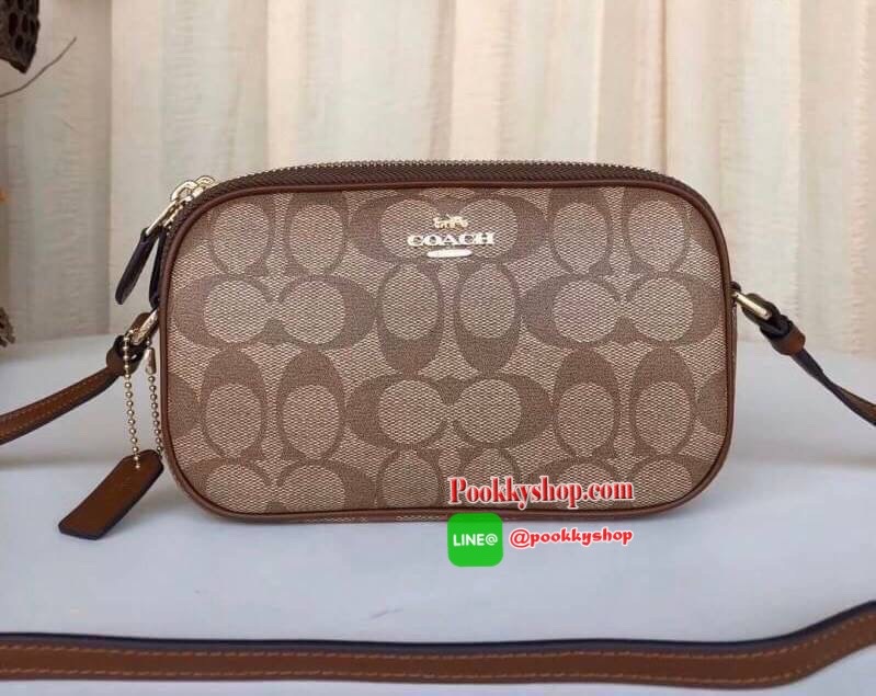 กระเป๋าสะพาย COACH เปิด - ปิดกระเป๋าด้วยซิป มีช่องใส่ของ 2 ช่องใหญ่ ด้านในมีช่องใส่ของ 1 ช่อง