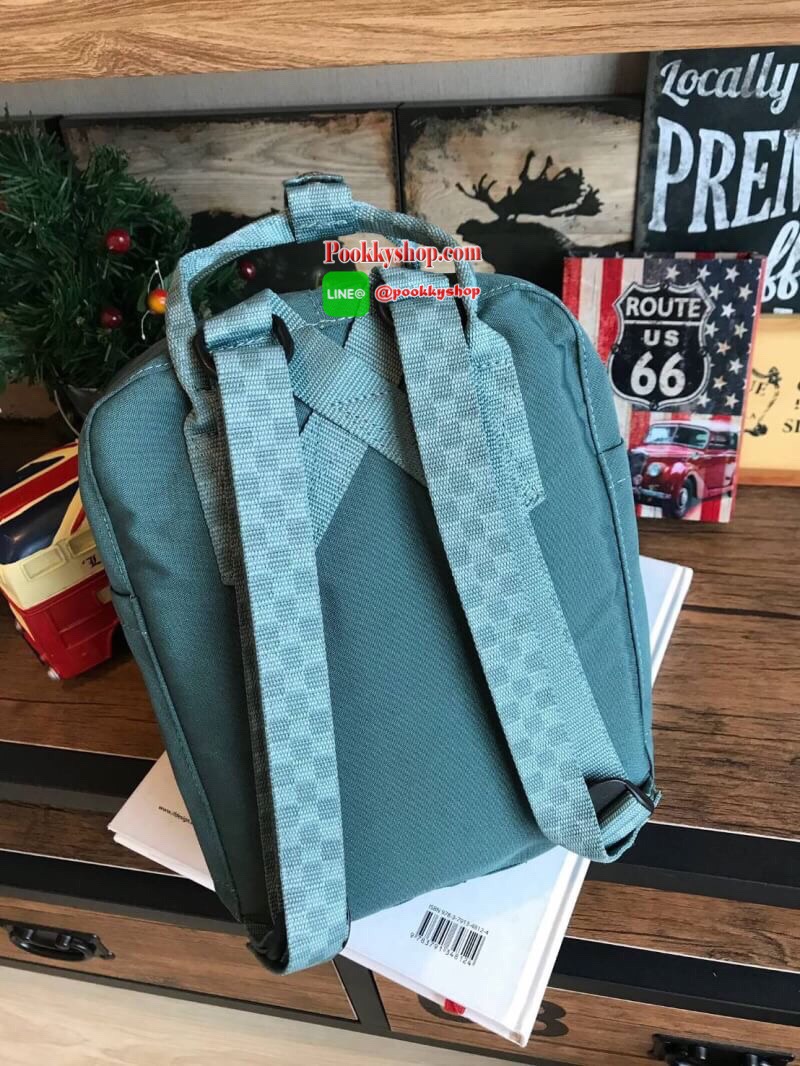 Kanken backpack รุ่น mini แบรนด์ดังจากสวีเดนที่นิยมกันมากในหมู่วัยรุ่น กระเป๋าเป้ที่มีน้ำหนักเบา แต่มีความทนทาน และช่องว่างต่างๆมากขึ้น มีซิปหน้าสำหรับใส่ของกระจุกกระจิก และหูหิ้วทั้งด้านหน้าและด้านหลัง สำหรับการหิ้วถือได้สะดวก ใส่มินิไอแพค กระเป๋าสตางค์ย