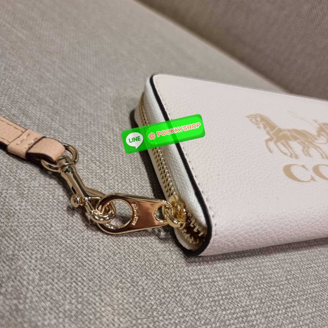 COACH C3548 LONG ZIP AROUND WALLET WITH HORSE AND CARRIAGE พร้อมเสิร์ฟความหรู กับคอลใหม่ สีสวย ผู้ดีขับผิวมาก กระเป๋าสตางค์ใบยาวกึ่งคล้องมือ เรียบหรู โดดเด่นด้วยโลโก้เอกลักษณ์ วัสดุหนัง pepble ทนทาน มาพร้อมสายคล้องมือ ถอดออกได้ ภายในใส่บัตรได้เยอะ มีช่องซ