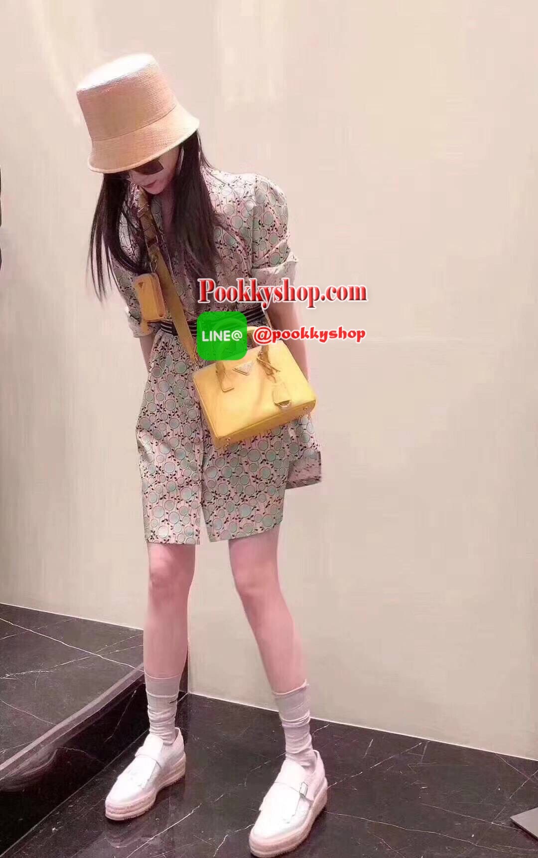 Prada กระเป๋าถือหรือสะพายอเนกประสงค์ วัสดุหนังสวยอยู่ทรงขนาดกำลังดีน้ำหนักเบา ดีไซน์สวยเก๋ที่หูหิ้วกระเป๋า โลโก้แบรนด์อะไหล่หรู หูจับแข็งแรงพับลงได้สะดวกใช้หัวซิปแบรนด์ ภายในมีโลโก้ ช่องซิป ช่องใส่มือถือ สามารถใส่กระเป๋าสตางค์ใบยาว ipad mini ของใช้จุกจิกไ