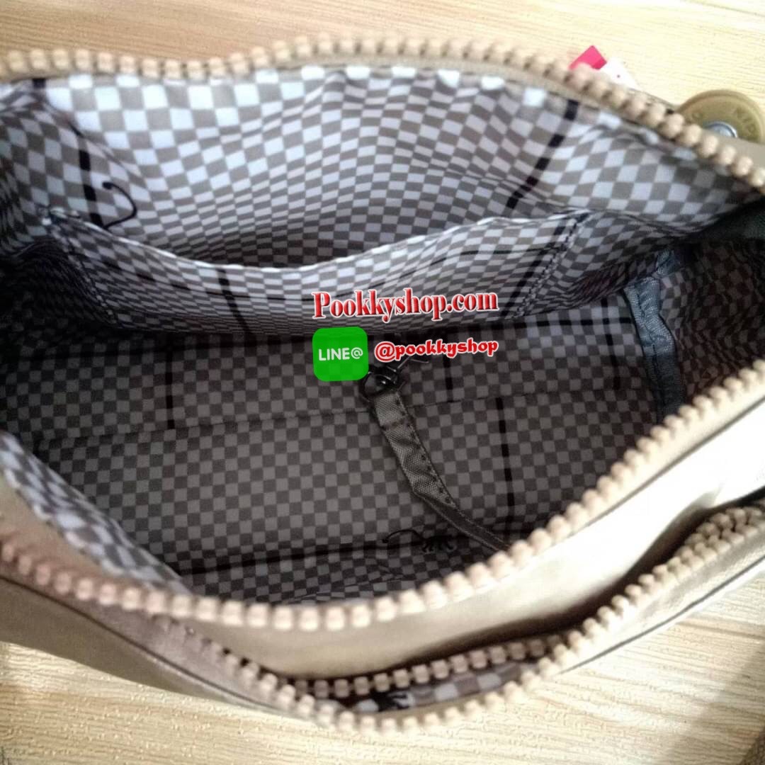 KIPLING Mini Crossbodybag กระเป๋าสะพายข้างขนาดกะทัดรัด ผลิตจากวัสดุ Nylon+ Polyester100% มีช่องใช้งานแยกย่อยมากถึง 4 ช่อง -ด้านหน้ามีช่องซิป 2 ช่อง -ช่องหลักโล่ง กว้าง จุของใช้ได้เยอะ -ด้านหลังมีช่องซิปอีก 1 ช่อง มาพร้อมพวงกุญเเจลิง สายสะพายยาวสามารถปรับไ